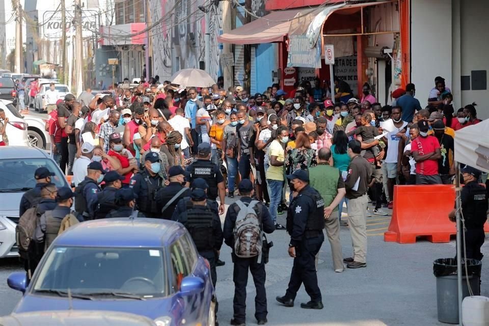 Cientos de ciudadanos de Haití acuden a las oficinas de INM, en Monterrey.