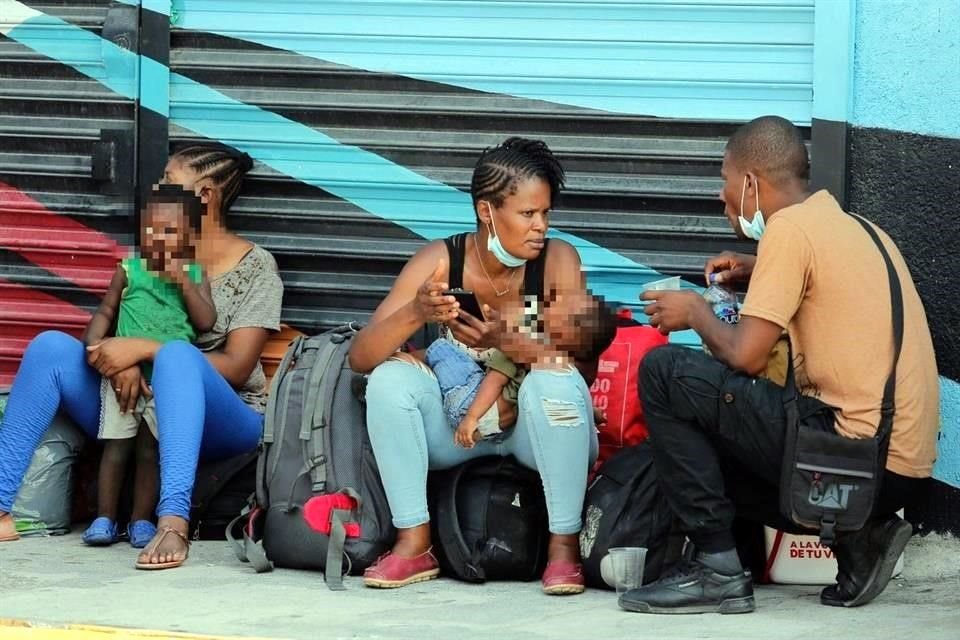 Cientos de ciudadanos de Haití acuden a las oficinas de INM, en Monterrey.