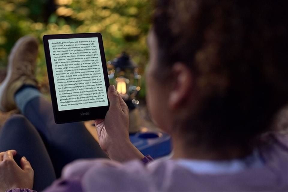 Kindle Paperwhite Signature destaca por su sensor de luz que ajusta el brillo de la pantalla automáticamente según las condiciones del entorno.