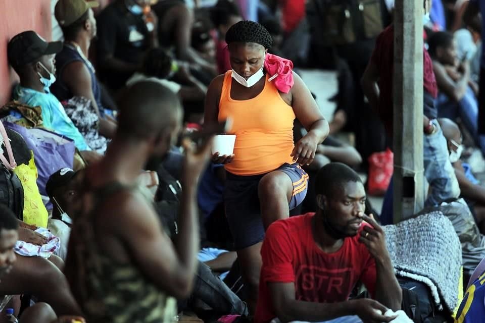 Más de 500 haitianos abarrotaron también Casa Indi, albergue que da atención a migrantes.