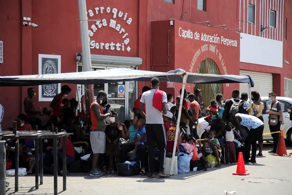 Más de 500 haitianos abarrotaron también Casa Indi, albergue que da atención a migrantes.