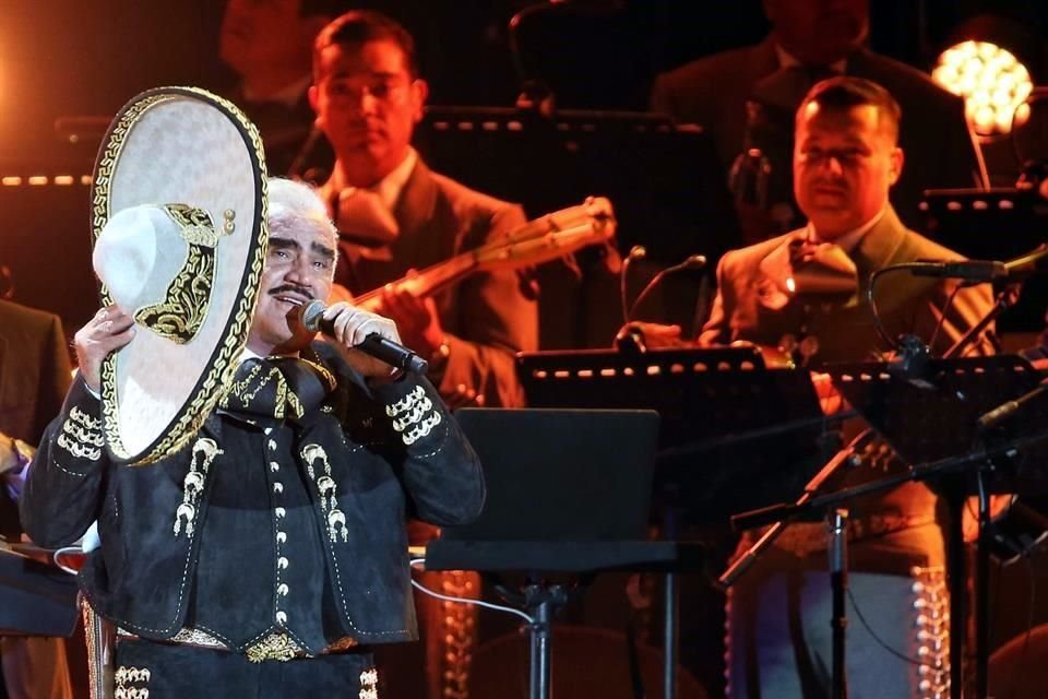 Caracol TV, productora colombiana que realizará la bioserie de Vicente Fernández, trabajó de la mano con el cantante en el guión.