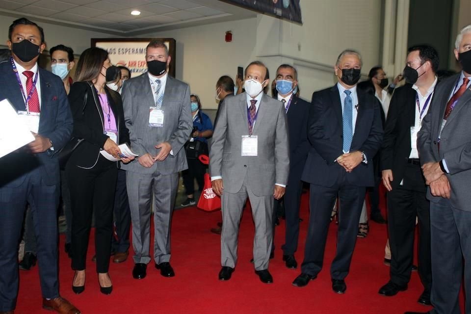 Funcionarios estatales y federales y directivos de organismos empresariales acudieron al arranque de la AHR Expo Mexico, en Cintermex.