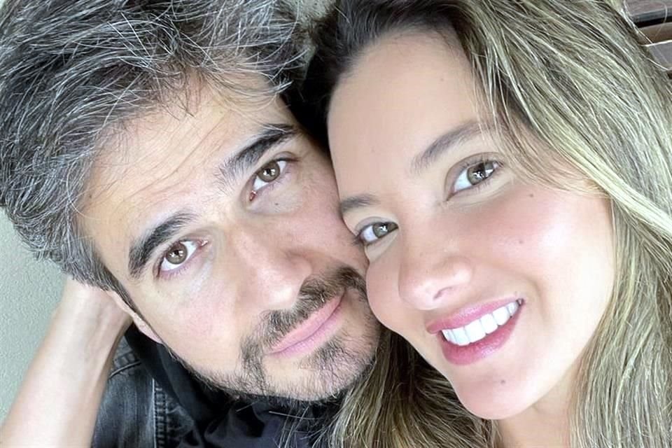 El actor Daniel Arenas y la ex reina de belleza Daniella Álvarez confirmaron su noviazgo tras varias semanas de especulaciones.