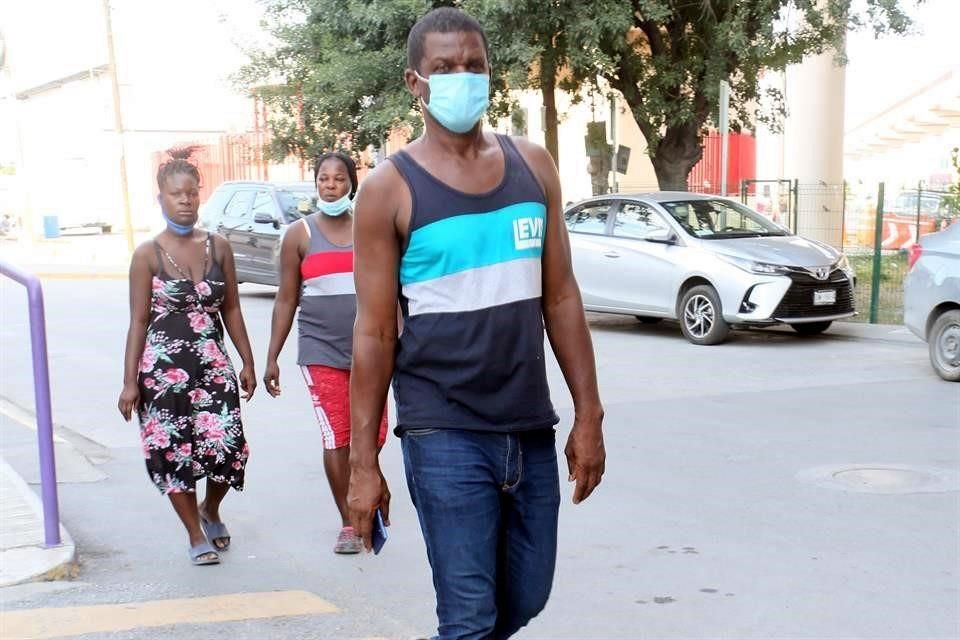 Decenas de haitianos acudieron al albergue.