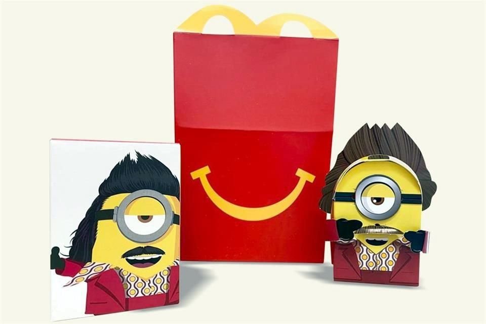 McDonald's presentó ayer un 'minion' de cartón con una Cajita Feliz, al hacer su anuncio.