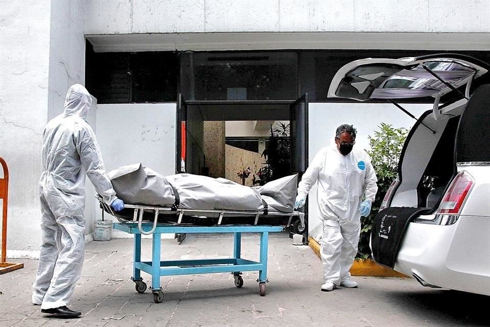 Por Covid-19, las muertes de derechohabientes menores de 60 años se duplicaron, lo que obligó a echar mano de reservas financieras del IMSS.
