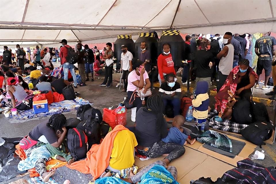 Al igual que en Tapachula, cientos de migrantes haitianos han saturado durante los últimos tres días oficinas de la Comar, ahora en la CDMX.