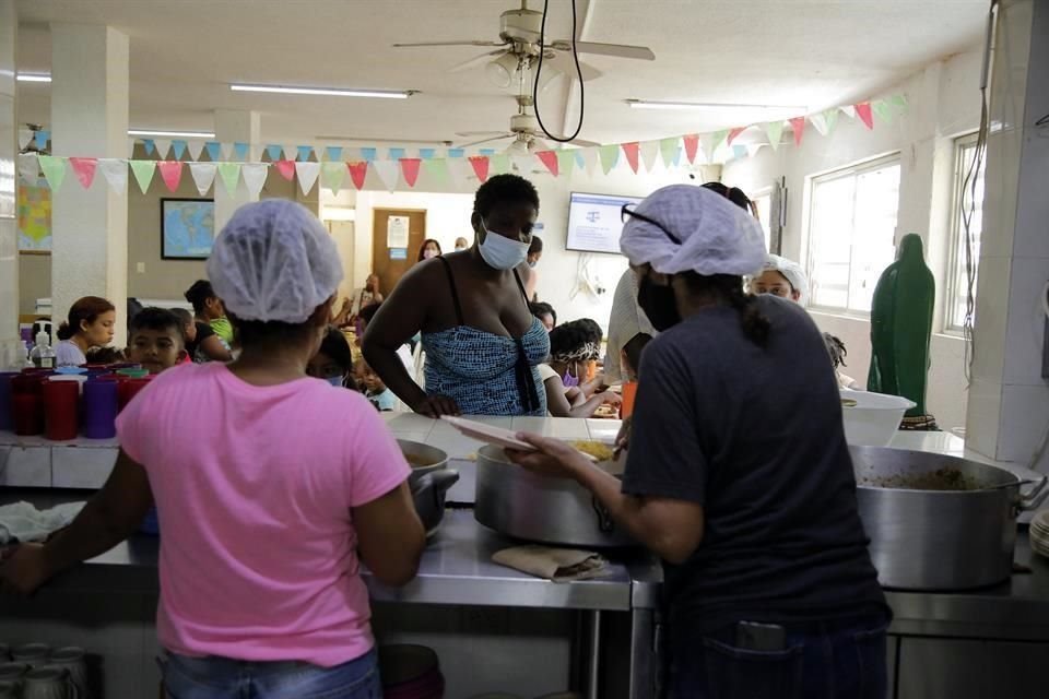 En Casanicolás hay 120 haitianos que reciben tres comidas diarias gracias al apoyo de ciudadanos