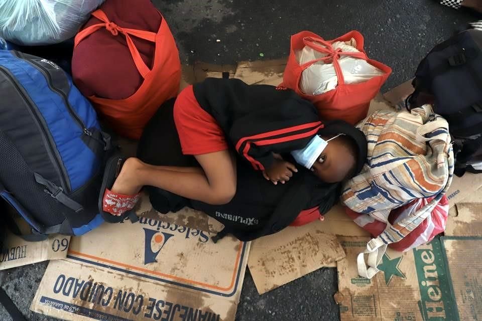 Niños haitianos duermen sobre cartones en el campamento sobre la calle Miguel Nieto, afuera de Casa Indi.