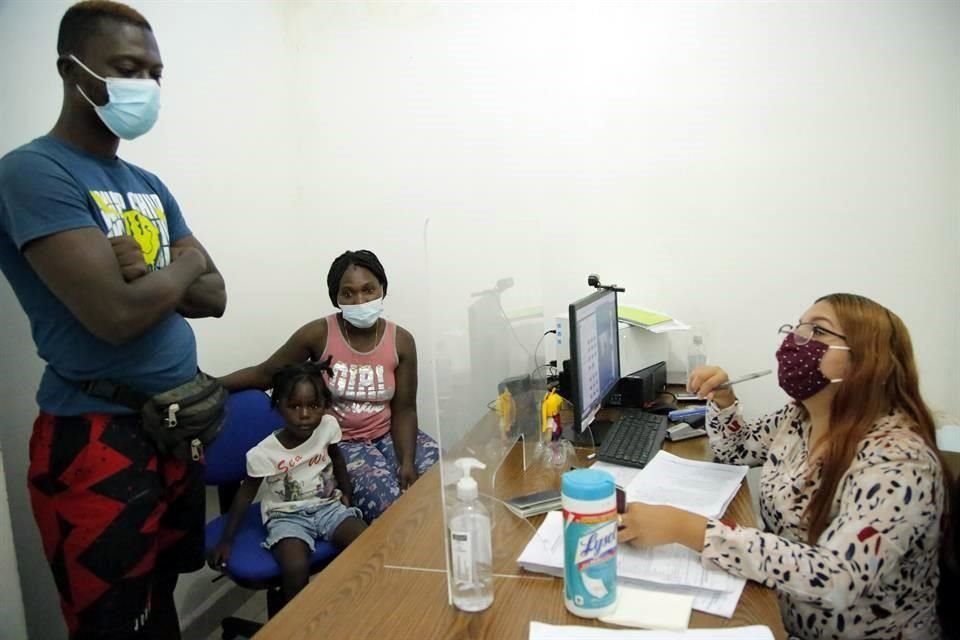 En Casanicolás hay abogados que dan asesoría legal a los haitianos con ayuda de tres personas que ayudan a traducir.