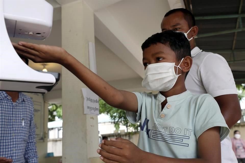 Un niño desinfecta sus manos para protegerse del Covid-19.