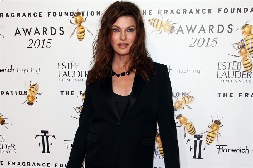 La ex modelo Linda Evangelista reveló que su rostro fue deformado a causa de un procedimiento cosmético a la que fue sometida.