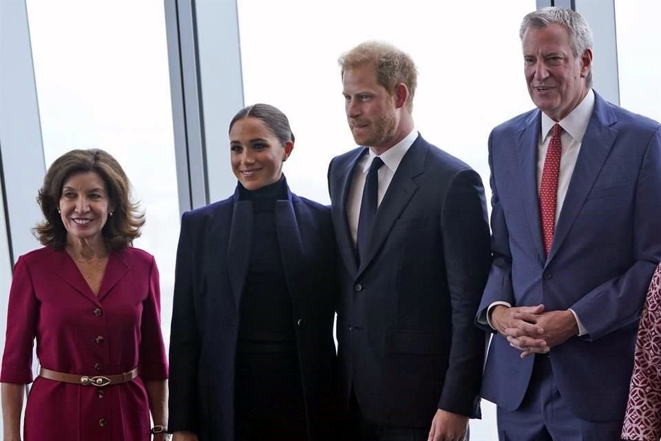 Los duques de Sussex, Enrique y Meghan Markle, visitaron este jueves la plaza conmemorativa del 11 de septiembre.