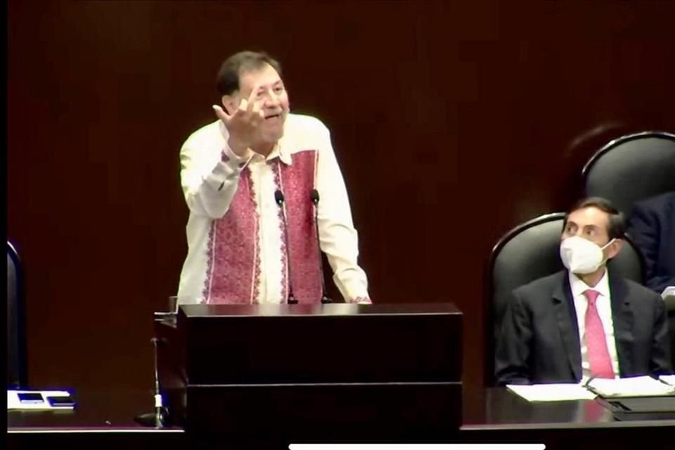 Noroña hace una señal con el dedo medio que quitó rápidamente, mientras el Secretario de Hacienda abría los ojos de asombro.