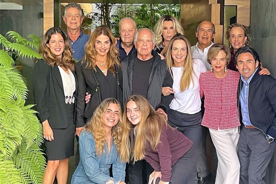 (ARRIBA) Fernando Lerdo de Tejada, Claudio Landucci, Chely Lerdo de Tejada, Gerardo Briones y Alejandra Lerdo de Tejada. (EN MEDIO) Gemma Santana, Rossana Lerdo de Tejada, Guillermo y Paola Lerdo de Tejada con Ana Luisa Landucci y Pablo Escalante.  (ABAJO) Uma Vergara y Valeria Gamba 
