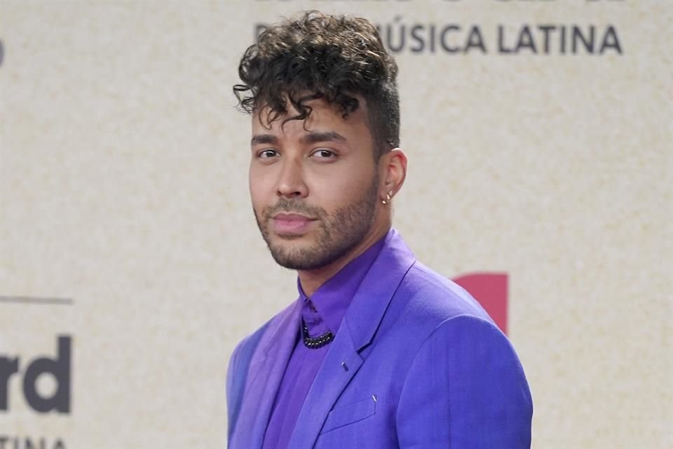 Prince Royce hizo suyo el Billboard Latino a  Canción Tropical del Año por 'Carita de Inocente'.