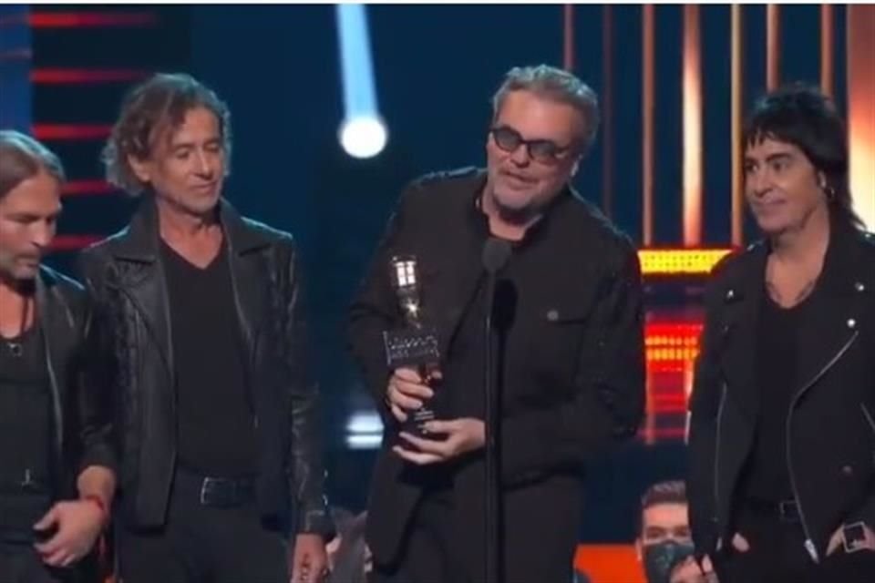 Maná celebró su premio interpretando una nueva versión de 'El Reloj Cucú'.