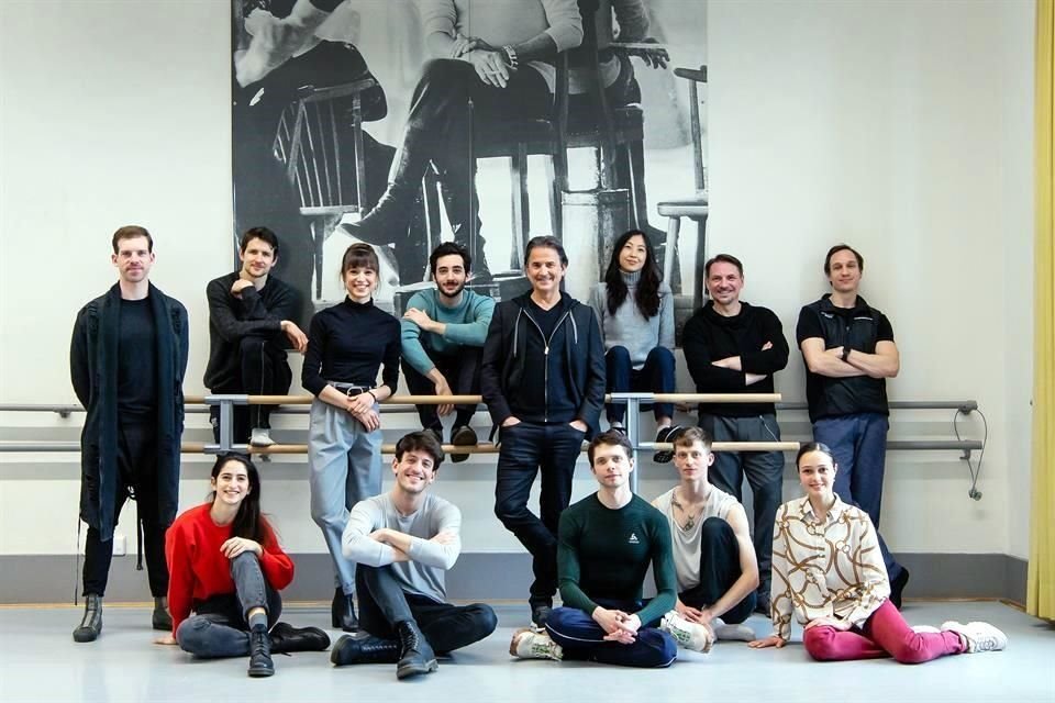 La regia Rocío Alemán (de pie), convocó  a los coreógrafos del Stuttgart Ballet para trabajar por zoom con 10 alumnos graduandos de La Superior.