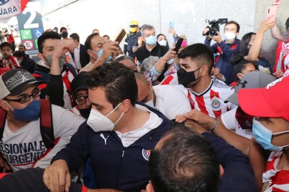 Leaño fue arropado por los aficionados a la llegada del Rebaño a la CDMX.
