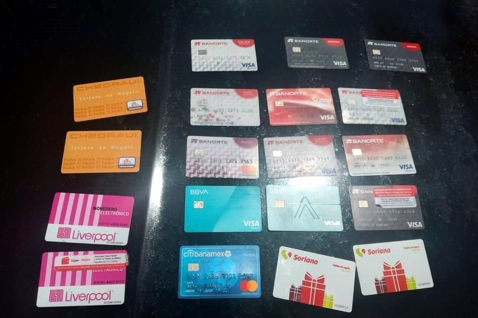 Los sujetos traían estas tarjetas.