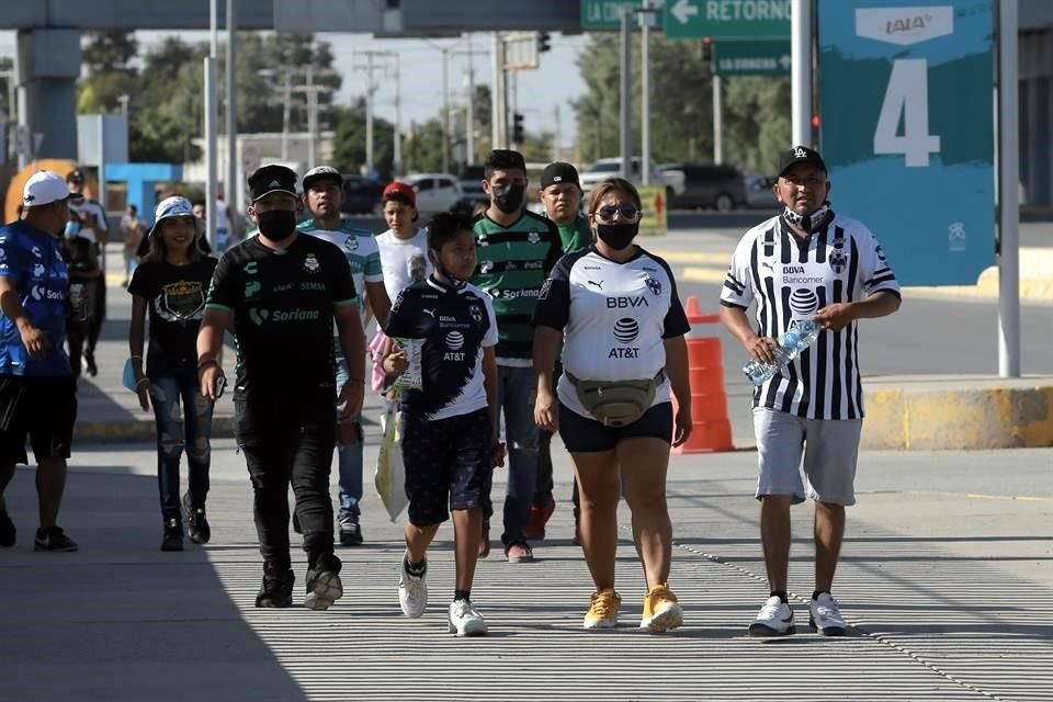 La afición de Rayados le puso ambiente al Estadio TSM Corona.