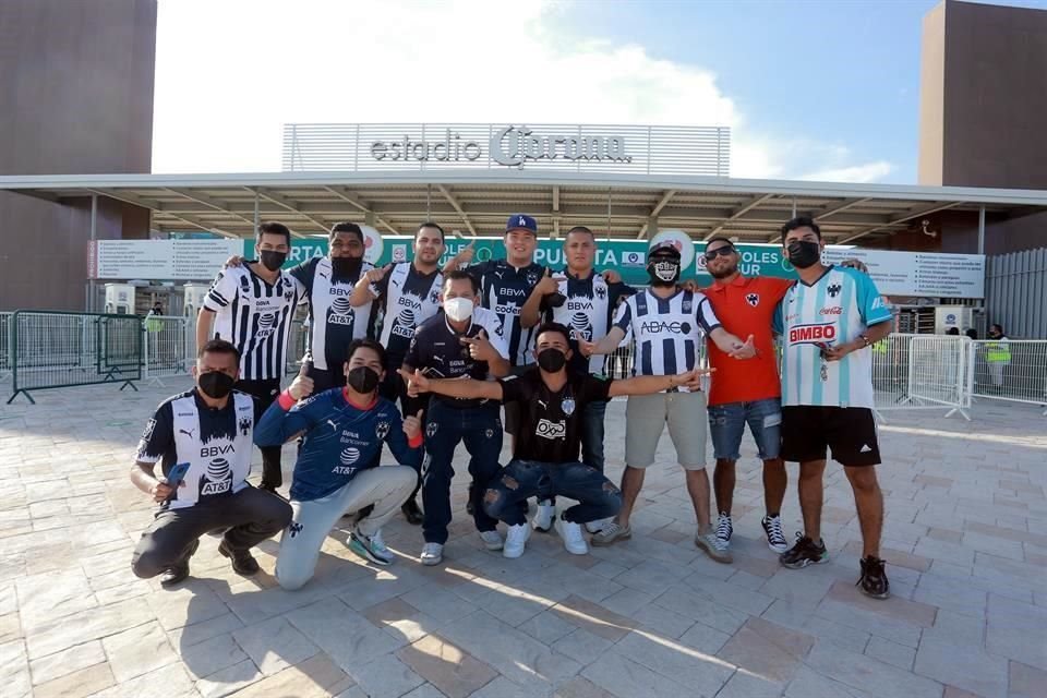 La afición de Rayados le puso ambiente al Estadio TSM Corona.