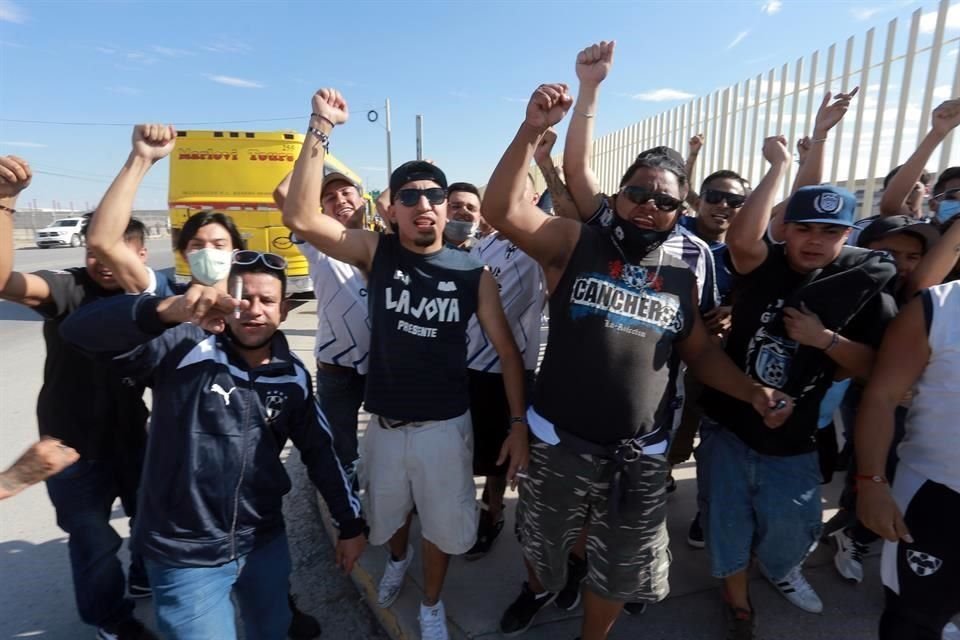 Varios autobuses llegaron a Torreón desde Monterrey, con aficionados albiazules listos para apoyar al cuadro de Javier Aguirre.