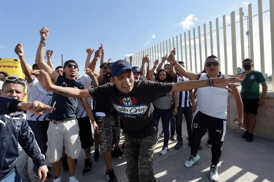 Varios autobuses llegaron a Torreón desde Monterrey, con aficionados albiazules listos para apoyar al cuadro de Javier Aguirre.