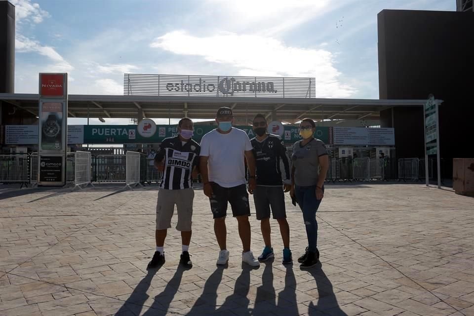 Otros aficionados llegaron en autos particulares al estadio coahuilense.