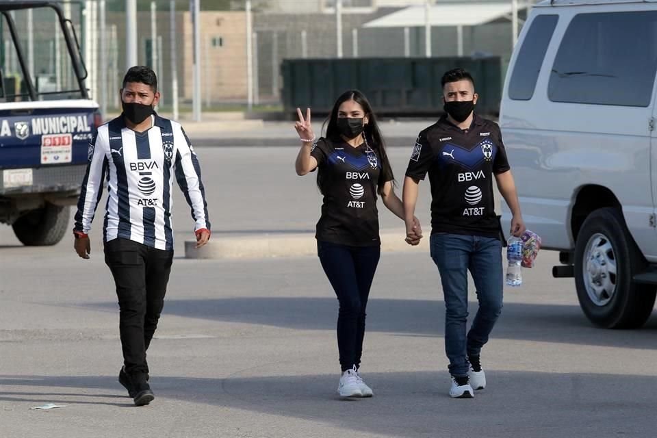 Otros aficionados llegaron en autos particulares al estadio coahuilense.