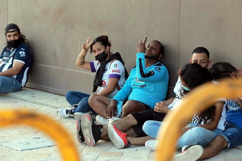 Algunos fans albiazules esperaron sentados afuera del estadio.
