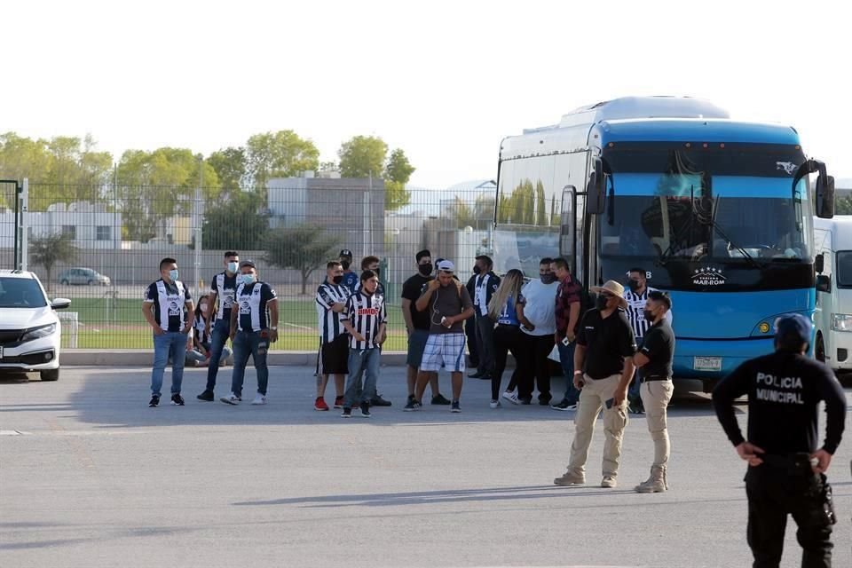 Policía municipal de Torreón custodió los autobuses de los regios.