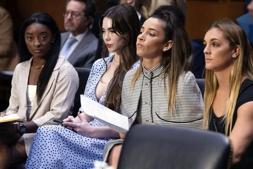 Simone Biles encabezó a un grupo de gimanstas que declararon ante el Senado de Estados Unidos.