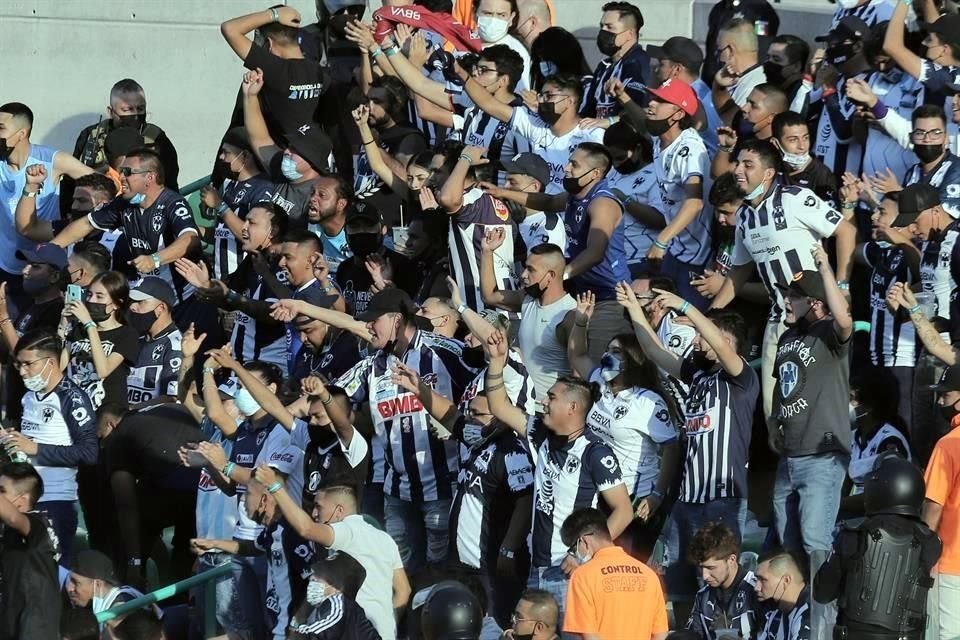 Para evitar conatos de bronca dentro del estadio, la afición de Rayados tuvo 'marca personal'.