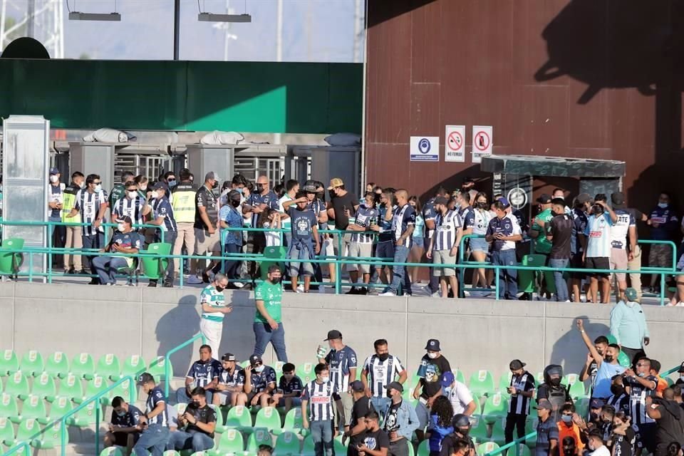 Para evitar conatos de bronca dentro del estadio, la afición de Rayados tuvo 'marca personal'.