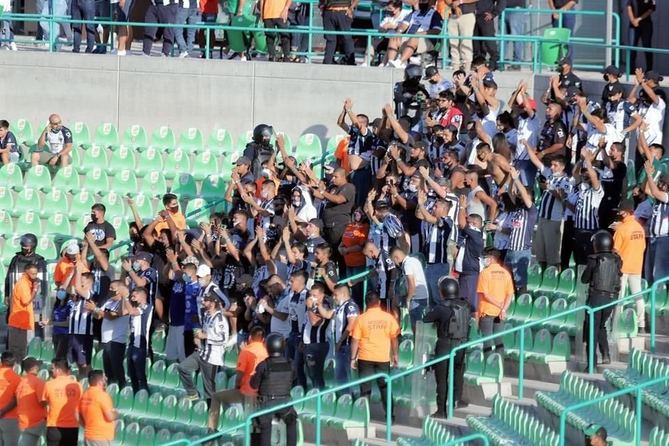 Para evitar conatos de bronca dentro del estadio, la afición de Rayados tuvo 'marca personal'.