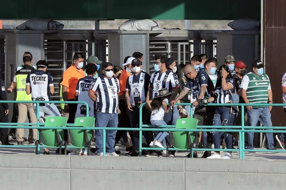 Los fans albiazules iban motivados por el triunfo ante Tigres en el Clásico Regio de la semana pasada.