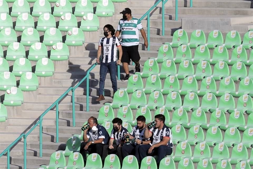 Familias completas de seguidores de Rayados fueron al TSM.