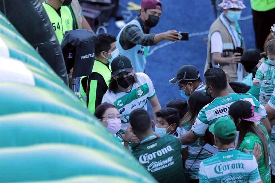 La afición de Santos no perdió oportunidad para tomarse fotos con jugadores.