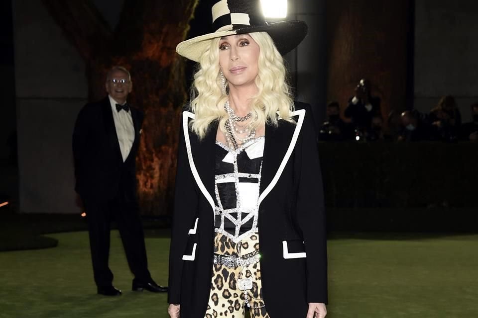 Cher pasó por la alfombra verde muy fiel a su estilo de moda.