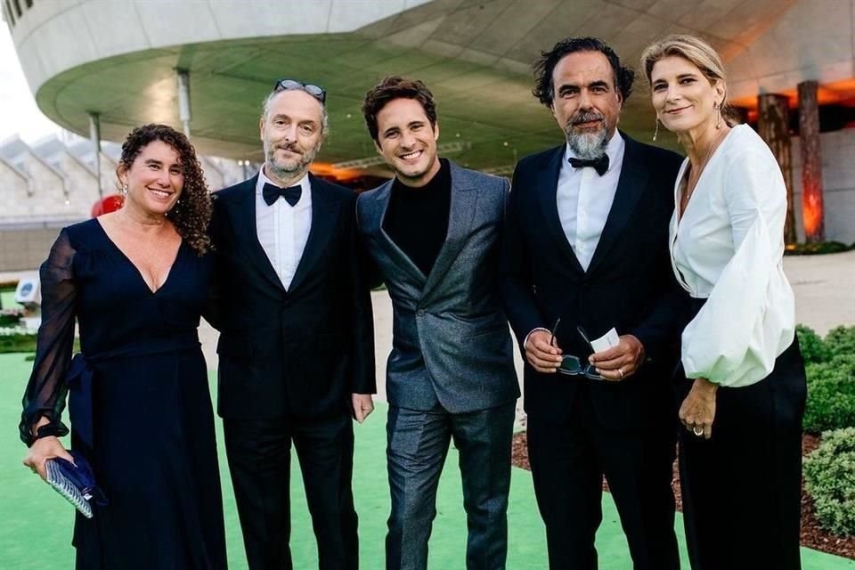 Diego Boneta (al centro) también fue uno de los representantes de México en la inauguración del museo.