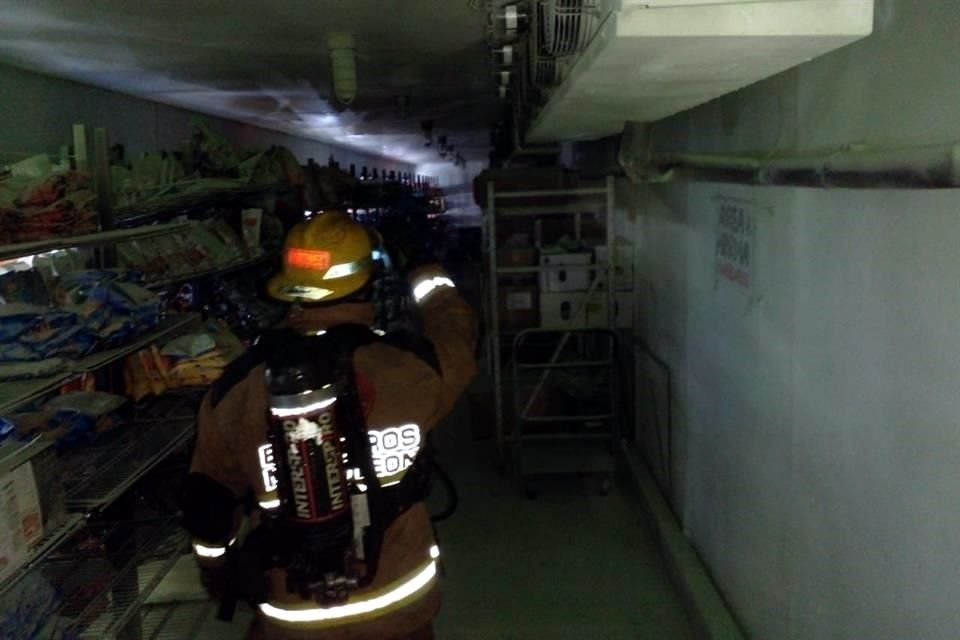 Los elementos de Bomberos Nuevo León revisaron que ya no existiera riesgo en la tienda.