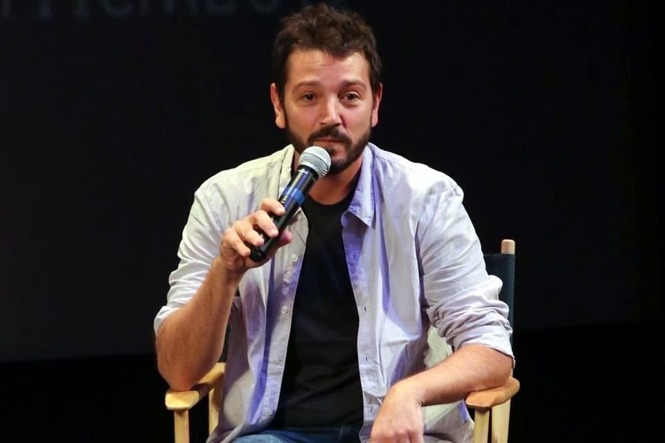 El mexicano Diego Luna se dijo contento de terminar el rodaje de la serie 'Star Wars: Andor' para Disney+; promete que habrá 'rostros conocidos'.