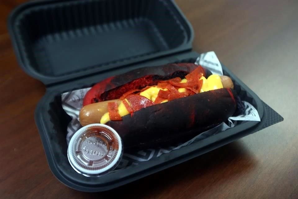 El pan tiene: chilitos, colorantes vegetales, mantequilla, masa madre que tiene gluten y así no se pinche el estómago, harina de trigo, un poco de agua.