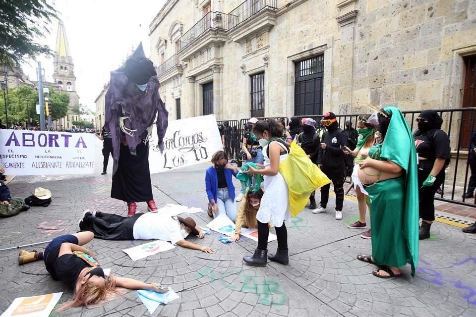 Las manifestantes piden al Estado garantizar que el aborto sea seguro, para evitar la muerte de mujeres por hacerlo en clandestinidad.