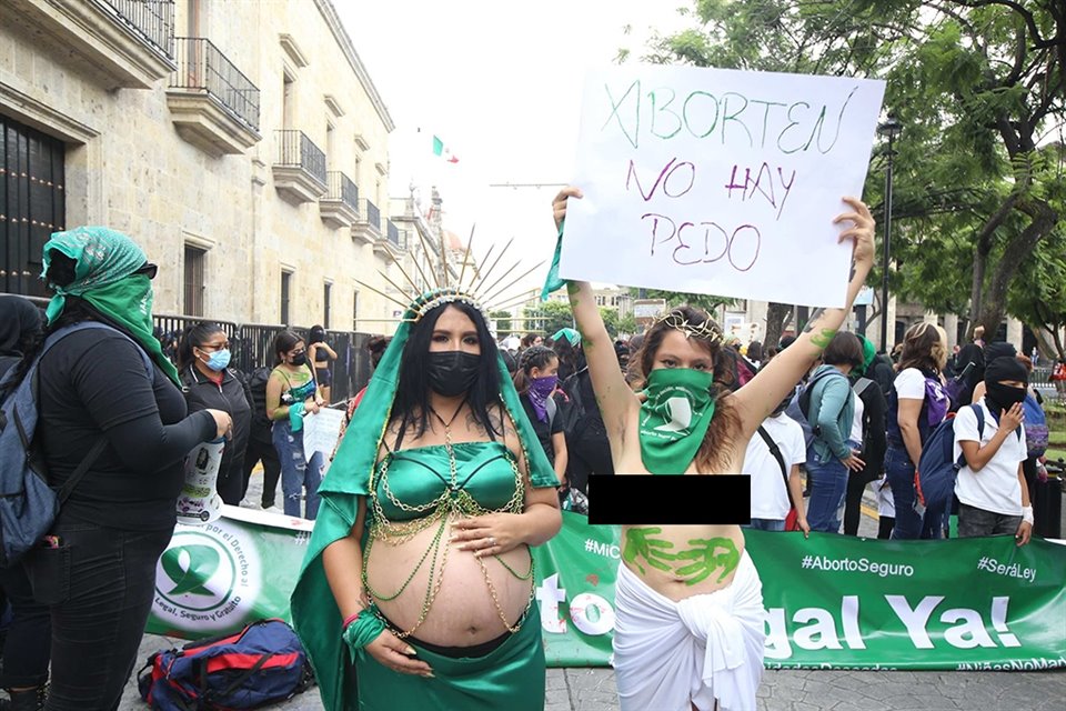 Mujer embarazada se viste como virgen para manifestar que la decisión de engendrar o abortar son actos de amor. 