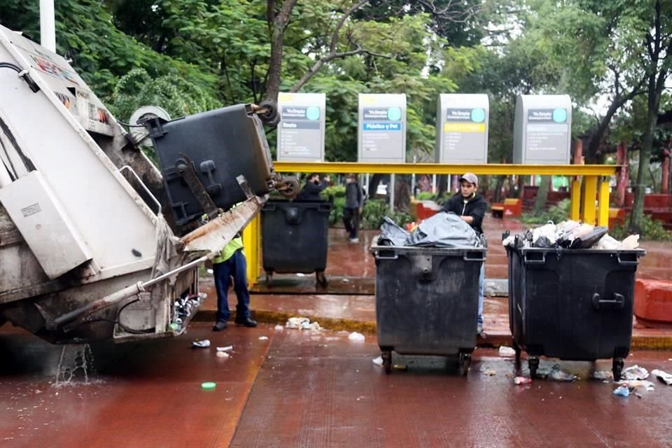 En el Parque Revolución, cada contenedor fue vaciado al mismo camión recolector.