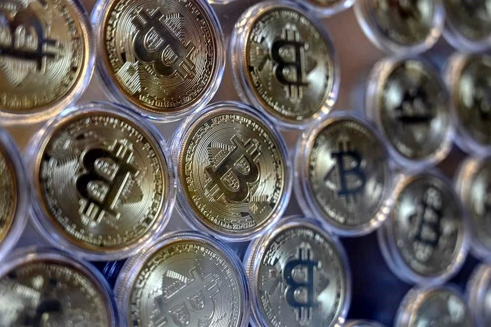 El bitcoin está cerca de su máximo histórico de 64 mil 895 dólares alcanzado en abril.     