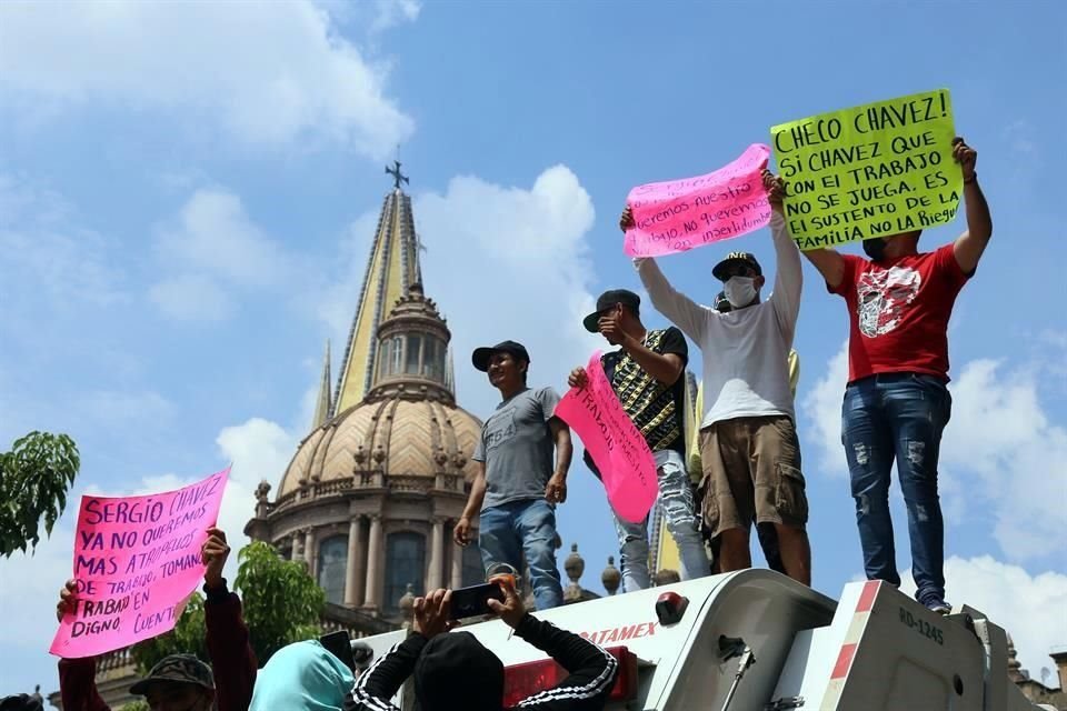 Pepenadores se manifestaron el 1 de octubre para pedir que se les tome en cuenta en el cierre del relleno sanitario Los Laureles, por lo cual el Gobierno del Estado accedió a prorrogar el cierre del basurero por un mes más.